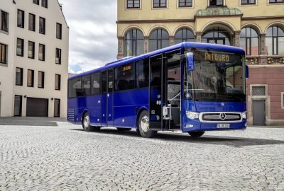 Mercedes-Benz Intouro, Exterieur, blau metallic, OM 936 mit 260 kW (354 PS), 7,7 L Hubraum, 8-Gang Mercedes PowerShift, Active Brake Assist 5, Sideguard Assist, Spur-Assistent, BiXenon-Scheinwerfer, Länge/Breite/Höhe: 12.180/2.550/3.365 mm, Bestuhlung: 1/55 

Mercedes-Benz Intouro (left), Exterior, blue metallic, OM 936 rated at 260 kW/354 hp, displacement 7.7 l, 8-speed Mercedes PowerShift transmission, Active Brake Assist 5, Sideguard Assist, Lane Assist, BiXenon headlamps, length/width/height: 12180/2550/3365 mm, seating: 1/55.